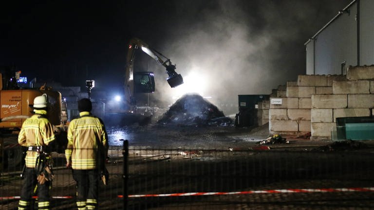 In einem Recycling-Betrieb in Kirchheim am Neckar hat in der Nacht Müll gebrannt.