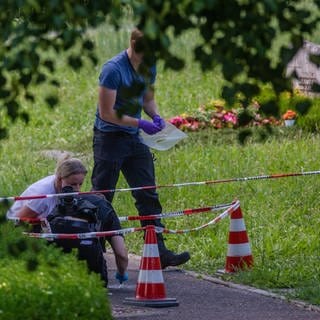 Mitarbeiter der Spurensicherung auf dem Friedhof von Altbach. Hier war eine Handgranate auf eine Trauergemeinde geworfen worden.