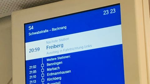 Bildschirm-Anzeige in einer stehen gebliebenen S-Bahn zwischen den Haltestellen Favoritepark und Freiberg