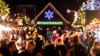 Besucher und Besucherinnen auf dem Stuttgarter Weihnachtsmarkt