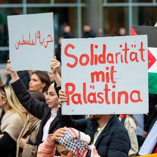 "Solidarität mit Palästina" steht auf dem Schild eines Teilnehmers einer Pro-Palästina-Kundgebung in der Stuttgarter Innenstadt. Nach dem Terrorangriff der Hamas auf Israel vom 7. Oktober kam es auch an diesem Wochenende deutschlandweit zu zahlreichen Reaktionen.