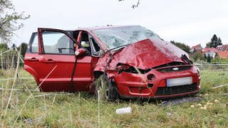Ein verunfalltes Auto steht in einer Streuobstwiese: Bei einem schweren Unfall zwischen Alfdorf und Welzheim wurde eine Frau aus dem Auto geschleudert und schwer verletzt.