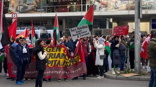 Am Samstag haben in Stuttgart hunderte Menschen gegen den Krieg in Nahost und das Vorgehen Israels demonstriert.