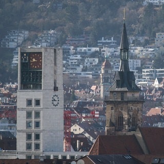 Der Rathausturm und die zwei Kirchtürme der Stiftskirche in Stuttgart (Archivbild)