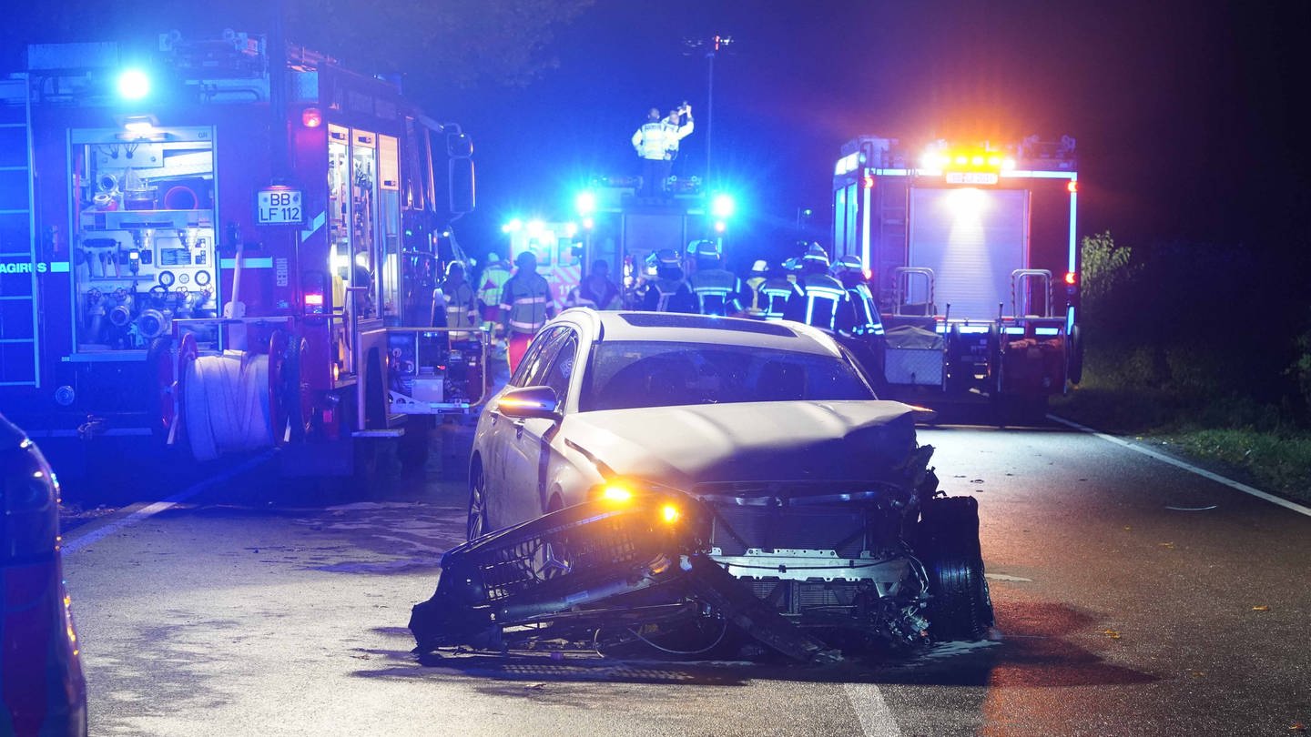 Toedlicher  Unfall B295  Zwischen Weil der  Stadt  und Renningen  ein  Mini Cooper  und  Mercedes 2- 3 Schwer Verletzte  und  einen  Toten. Die Strasse  war Stunden  lang gesperrt. Der Mini Cooper  Fahrer  kam ums  Leben