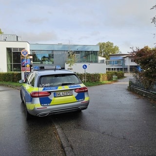 Polizeiwagen vor einer Schule in Tamm