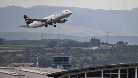 Flughafen Stuttgart: Ein Flugzeug hebt ab