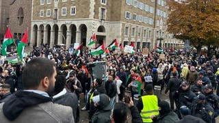 Teilnehmerinnen und Teilnehmer einer Pro-Palästina-Demo am Schlossplatz in Stuttgart
