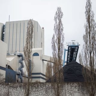 Ein Kohlehaufen vor dem Kraftwerk Altbach