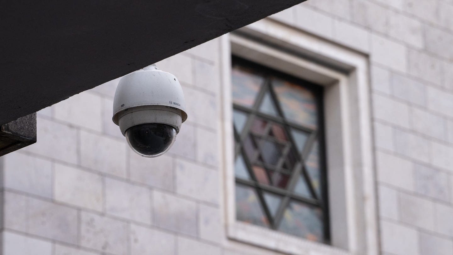 Eine Überwachungskamera hängt an einer Fassade neben dem Gebäude, in dem sich die Synagoge und das Gemeindezentrum der Israelitischen Religionsgemeinschaft Württemberg befinden.
