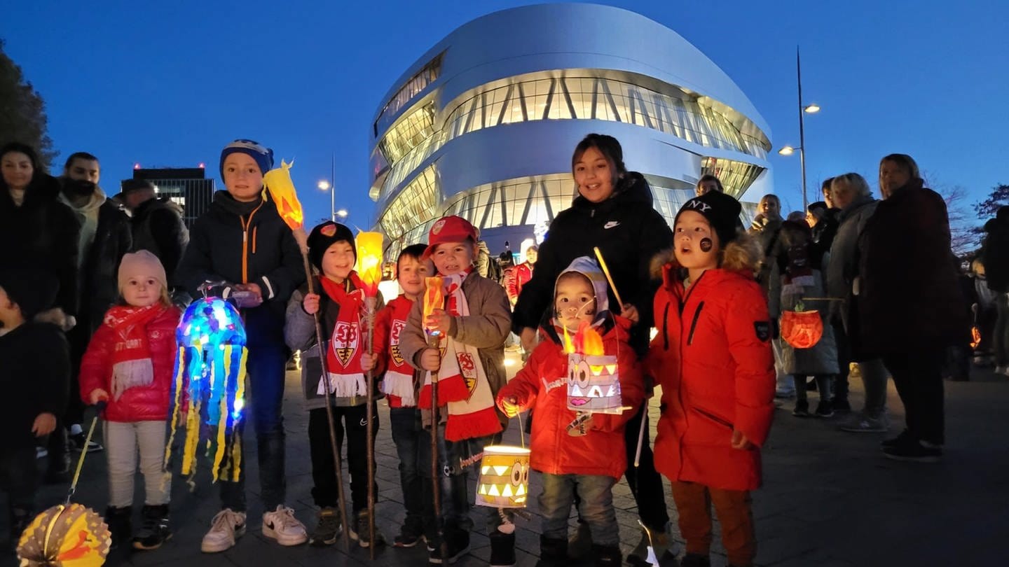 Kinder mit laternen vor dem Mercedes-Benz-Museum