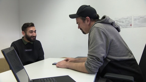 Sozialarbeiter Bastian Gasch (rechts) berät in der Flüchtlingsunterkunft in Fellbach den türkischstämmigen Kurden Adem Aykan.