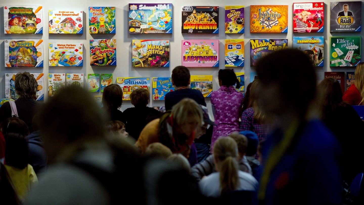 Kinder vor einem Messe-Spieleregal: Die Spielemesse ist eine Veranstaltung auf dem Messeherbst Stuttgart.