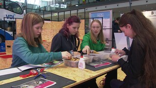 Bastelangebote der Messe "Kreativ": Zum Auftakt im Rahmen der "Kinder- und Schultage" besuchten auch viele Schülerinnen und Schüler den Messeherbst Stuttgart. 