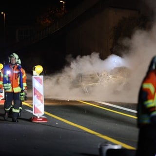 Rettungskräfte stehen an der Unfallstelle. Bei einem Autounfall auf der B10 bei Ebersbach (Kreis Göppingen) ist ein Mensch umgekommen.