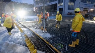 In den frühen Morgenstunden wurde am Dienstag das Dach des Rohbaus fertig betoniert.