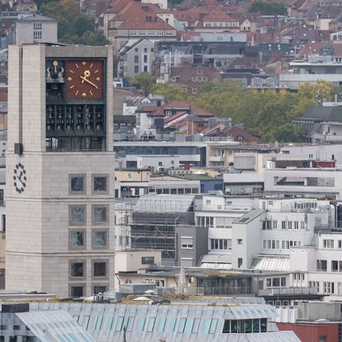 Der Blick über die Stadt Stuttgart. Der Turm des Stuttgarter Rathauses reicht weit über die restlichen Dächer der Stadt.