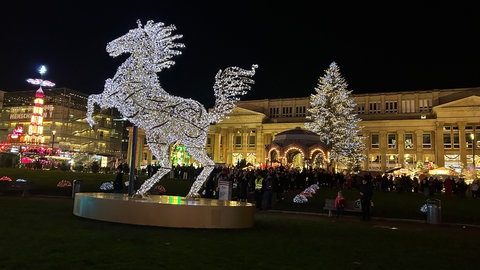 Das Stuttgarter Rössle auf dem Schlossplatz: Die Stuttgarter Glanzlichter finden 2024 bereits zum sechsten Mal statt.