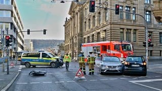 Unfall mit Auto und Streifenwagen in Stuttgart. 