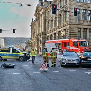 Unfall mit Auto und Streifenwagen in Stuttgart. 