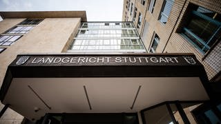 Blick von unten auf den Eingang des Stuttgarter Landgerichts. Hier wird am Donnerstag das Urteil im Prozess um die Todesfahrt in Reichenbach erwartet.