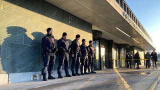 Mit viel Polizei: In Stuttgart steht der Fall "Handgranate auf friedhof" vor Gericht.