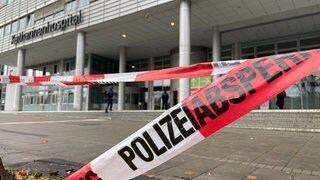 Die Polizei hat das Katharinenhospital mit einem Band abgesperrt.