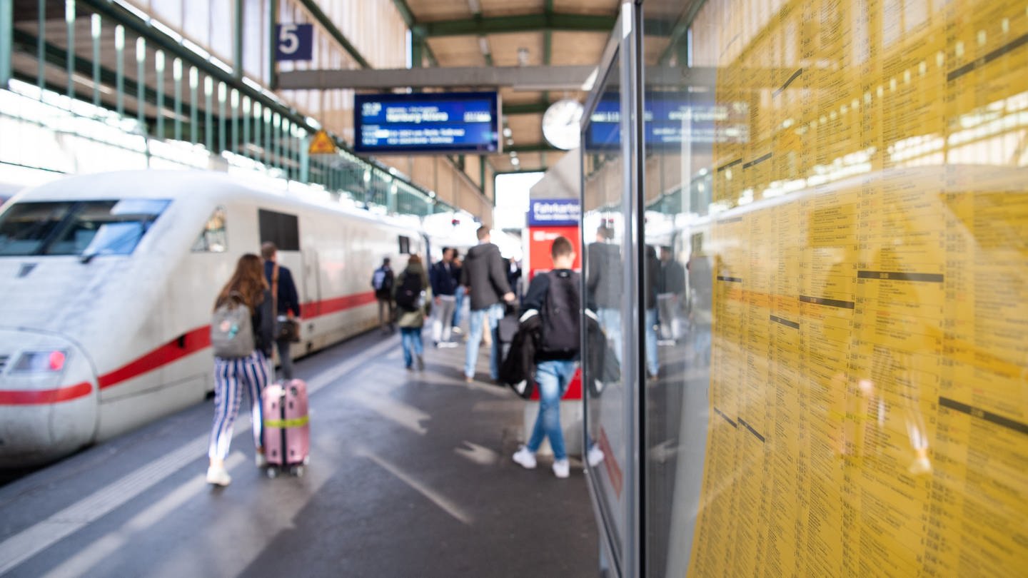 Ein Fahrplan am Stuttgarter Hauptbahnhof.