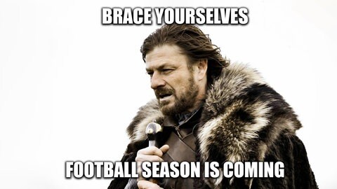 Ned Stark aus der Serie Game of Thrones hält sein Schwert. Um ihn die Worte: "Brace yourselves Football season is coming".