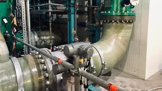 Rohre, Messgeräte und Halterungen der Großwärmepumpe im Müllheizkraftwerk Münster