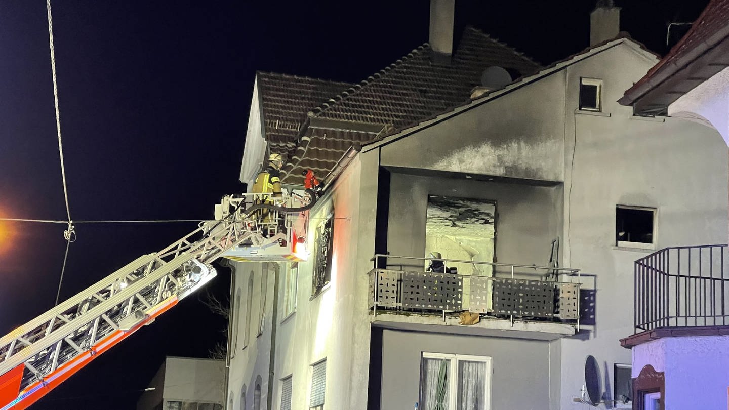 In der Heiligen Nacht ist in Stuttgart-Zuffenhausen eine Dachwohnung vollständig ausgebrannt.