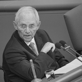 Wolfgang Schäuble sitzt in seinem Sitz im Bundestag