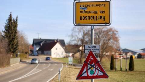 Das Ortsschild von Harthausen steht auf dem Kopf. Mutmaßlich wurde es von Bauern auf den Kopf gestellt, die damit gegen die Politik der Bundesregierung protestieren.