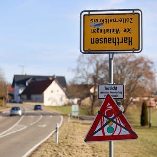 Das Ortsschild von Harthausen steht auf dem Kopf. Mutmaßlich wurde es von Bauern auf den Kopf gestellt, die damit gegen die Politik der Bundesregierung protestieren.