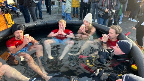 Maximilian Mann und Fußballer Timo Hildebrand beim Eisbaden und sammeln Spenden für das Kinder- und Jugendhospiz