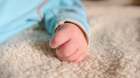 Kurz nach der Geburt: Die Hand eines Babys. Im Klinikum Mittelbaden in Baden-Baden sind an Neujahr acht Stück geboren worden.