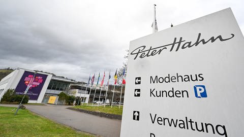 Ein Schild mit dem Logo des Modehändlers Peter Hahn steht vor der Zentrale in Winterbach (Rems-Murr-Kreis):  Nach Mitteilung des Unternehmens sollen bei dem kriselnden Modehändler hunderte Stellen abgebaut werden. 