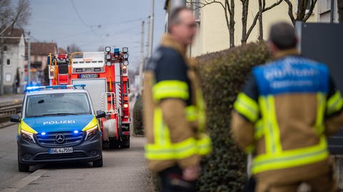 Einsatzkräfte der Feuerwehr stehen im Stuttgarter Stadtteil Hedelfingen an einem Mehrfamilienhaus, in dem es zu einer Explosion gekommen war. Ursache war wohl eine Gaskartusche.