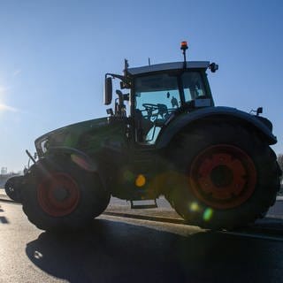 Traktoren, die im Rahmen der Bauernproteste eine Straße blockieren