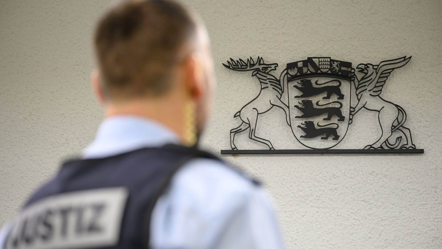 Landgericht Stuttgart: Symbolbild mit Gerichtsangestelltem: Prozess wegen Totschlag und Vergewaltigung