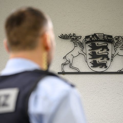 Landgericht Stuttgart: Symbolbild mit Gerichtsangestelltem: Prozess wegen Totschlag und Vergewaltigung