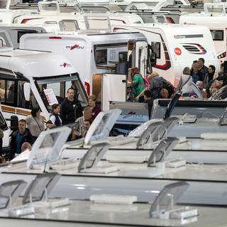 Wohnmobile stehen in einer Halle der Messe Caravan Motor Touristik (CMT) in Stuttgart.