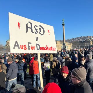 Zahlreiche Menschen in Stuttgart wollen ein Zeichen des Widerstands gegen rechte Gesinnungen zeigen.