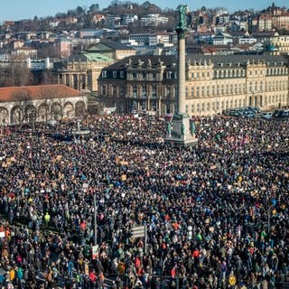 Zahlreiche Menschen nehmen auf dem Stuttgarter Schlossplatz an einer Demonstrationen gegen die AfD und Rechtsextremismus teil.