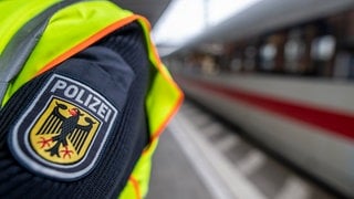 Am Stuttgarter Hauptbahnhof steht ein Mitglied der Bundespolizei am Gleis.