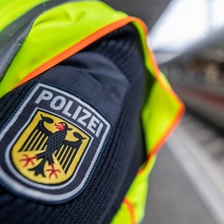 Am Stuttgarter Hauptbahnhof steht ein Mitglied der Bundespolizei am Gleis.