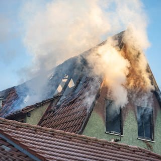 Aus einem Dach in der Esslinger Altstadt steigen dichte Rauchwolken auf. Die Feuerwehr konnte den Brand löschen.