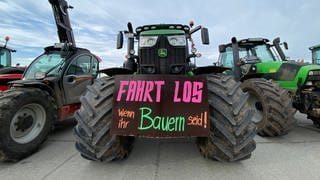 Traktoren mit Protestbannern parken auf dem Cannstatter Wasen: Landwirtinnen und Landwirte aus dem ganzen Land demonstrierten in Stuttgart.