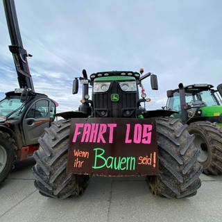 Traktoren mit Protestbannern parken auf dem Cannstatter Wasen: Landwirtinnen und Landwirte aus dem ganzen Land demonstrierten in Stuttgart.