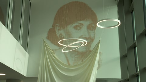 An einer Wand im Krebszentrum im Klinikum Stuttgart ist ein großes Bild von Eva Mayr-Stihl angebracht. 